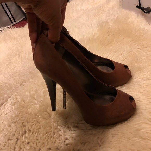 Real leather guess strap peep toe pumps 👠👑 - Picture 3 of 4